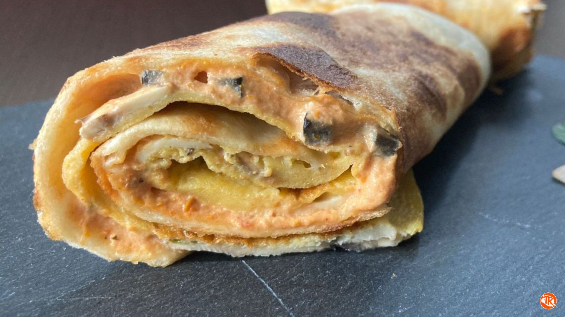 BURRITO DE TORTILLA CON CHAMPIÑONES, ACEITUNAS Y PATÉ 