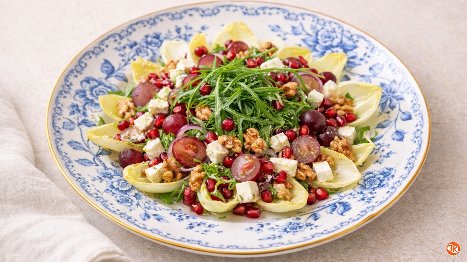 ENSALADA FESTIVA DE ENDIBIAS, UVA Y GRANADA